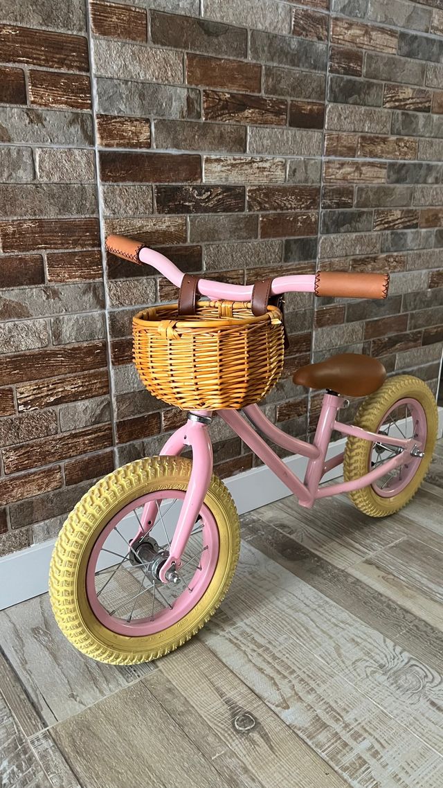 Bicicleta de equilibrio rosa con cesta