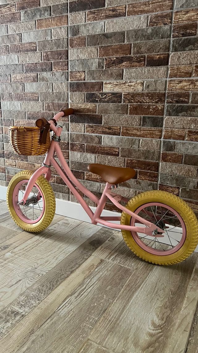Bicicleta de equilibrio rosa con cesta