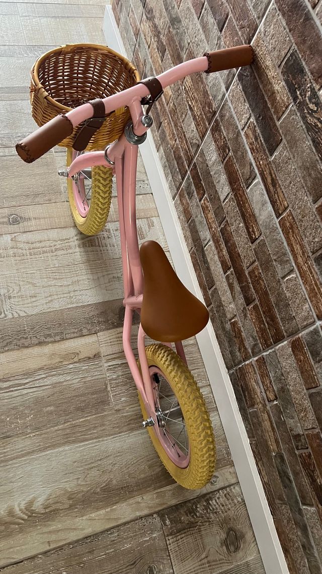 Bicicleta de equilibrio rosa con cesta
