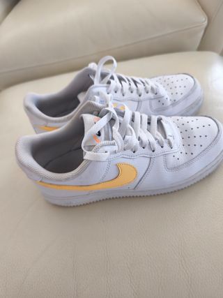 Nike Air Force 1 Blancas y Doradas