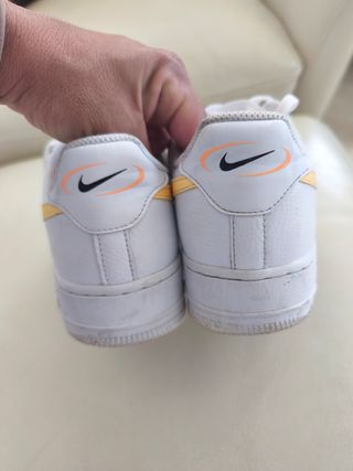 Nike Air Force 1 Blancas y Doradas