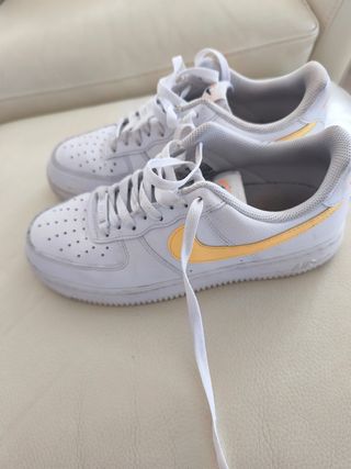 Nike Air Force 1 Blancas y Doradas