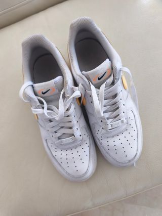 Nike Air Force 1 Blancas y Doradas