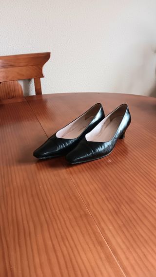 Zapatos de salón negros de piel