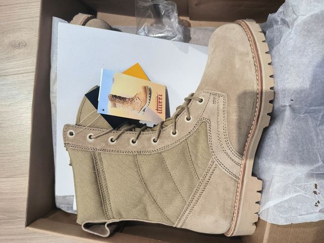 Botas áridas de ante y tela con cordones