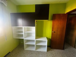 Muebles de almacenaje con estanterías