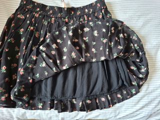 Falda negra floral S