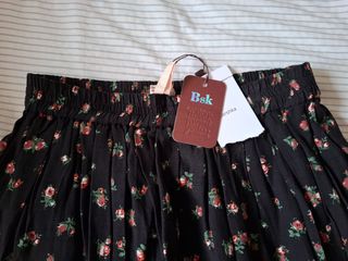 Falda negra floral S