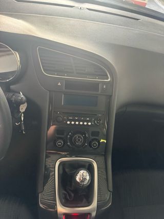 Peugeot 5008 7 plazas. 2014. 120kms