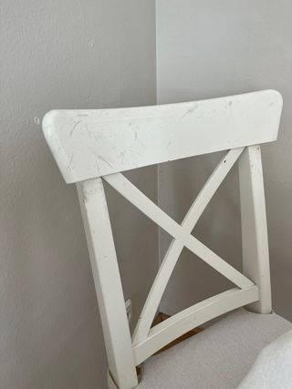 Mesa redonda Ikea + 2 sillas blancas (a restaurar)