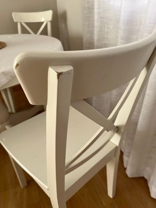 Mesa redonda Ikea + 2 sillas blancas (a restaurar)