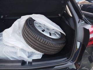 4 Neumáticos Michelin y llanta con tapacubos
