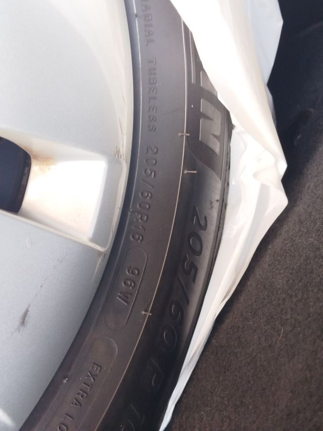 4 Neumáticos Michelin y llanta con tapacubos