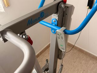 grúa de bipedestación con arnés