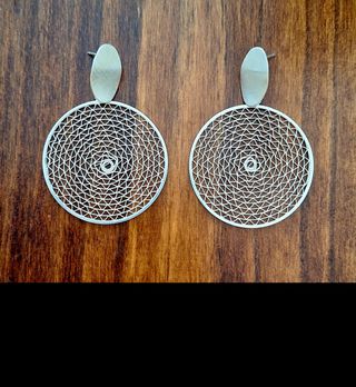 Pendientes largos de estilo azteca plateados