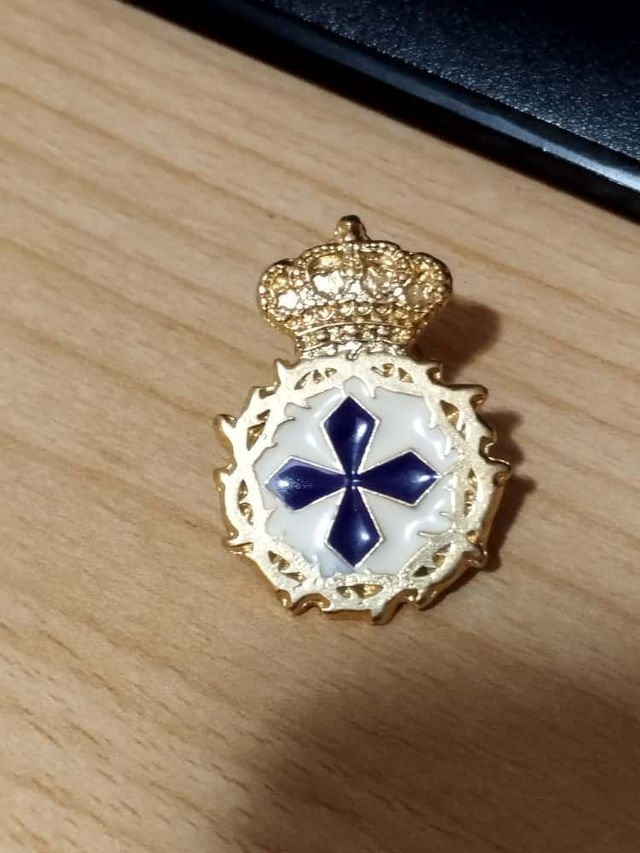 Pin dorado corona cruz azul militar