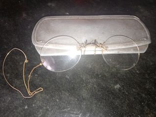 Gafas antiguas de oro con cadena y estuche.