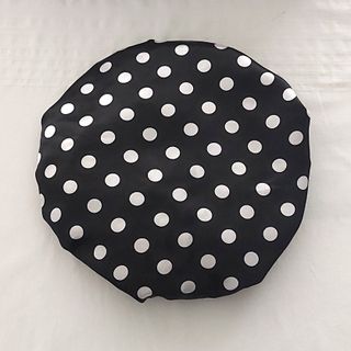Gorro de ducha negro con lunares blancos