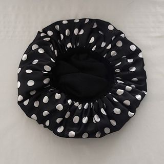 Gorro de ducha negro con lunares blancos
