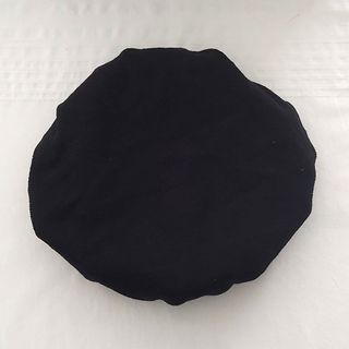 Gorro de ducha negro con lunares blancos