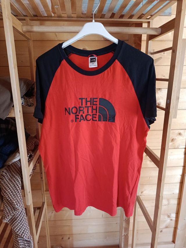 Camiseta The North Face Roja y Negra