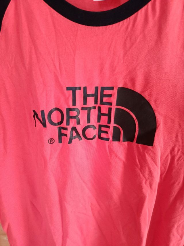 Camiseta The North Face Roja y Negra