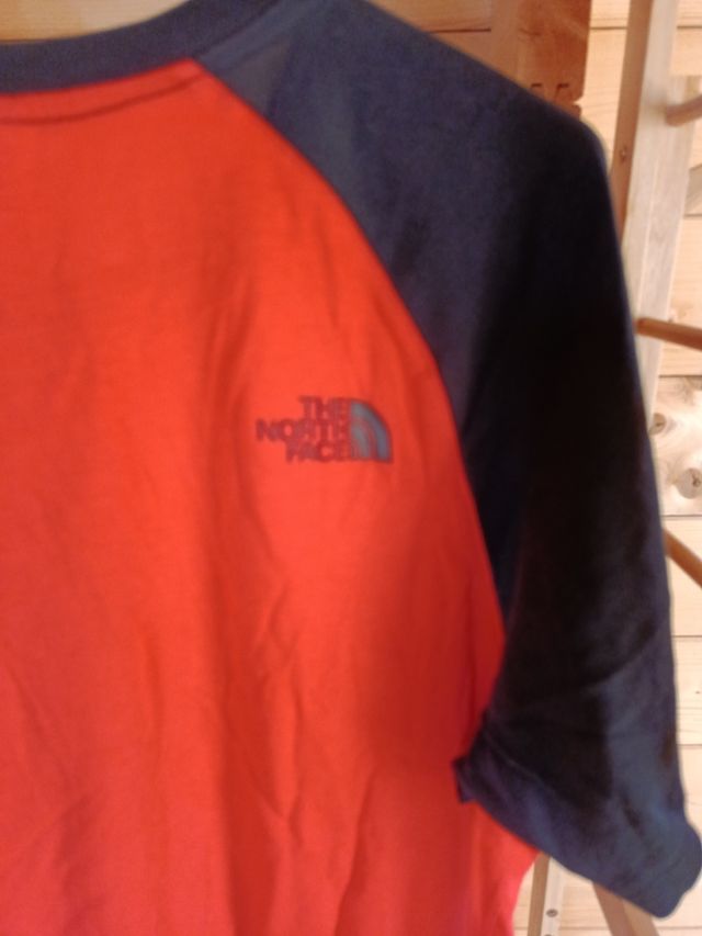 Camiseta The North Face Roja y Negra