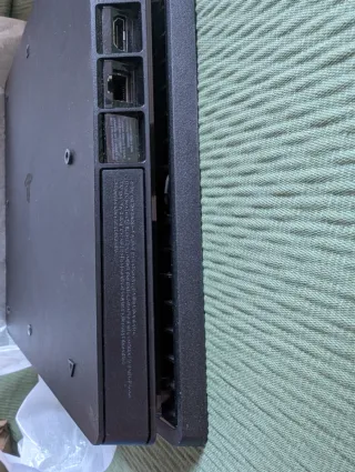 PS4 Slim 1TB + Caja + 5 Juegos