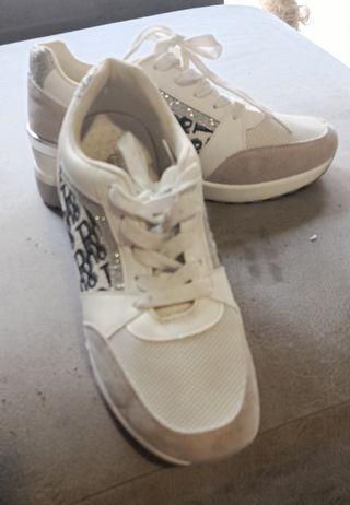 Zapatillas plateadas y blancas con detalles