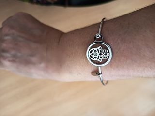 PULSERA LOTUS DE ACERO RÍGIDA MANO DE FÁTIMA