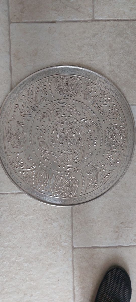 Vassoio rotondo in alluminio sbalzato