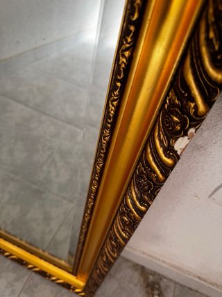 Espejo de salón dorado