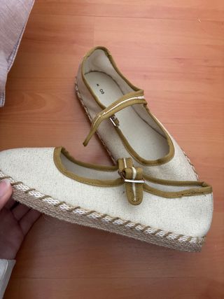 Sandalias beige cerradas