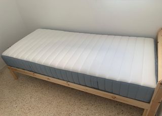 Cama madera maciza + colchón como nuevo