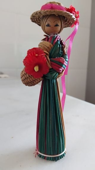 Figura de mujer hecha de fibras naturales.
