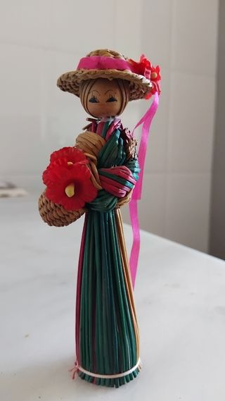 Figura de mujer hecha de fibras naturales.