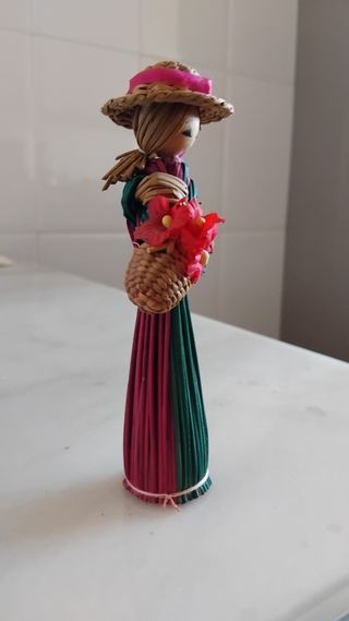 Figura de mujer hecha de fibras naturales.