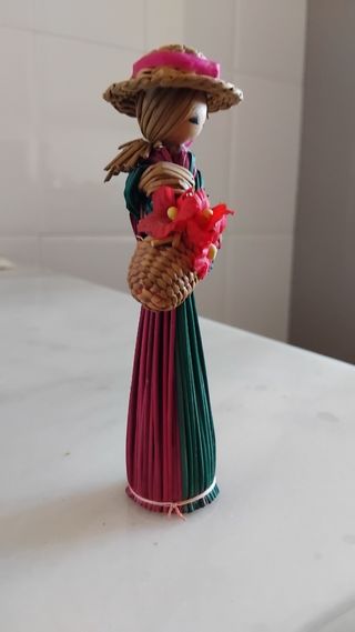 Figura de mujer hecha de fibras naturales.