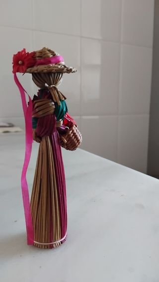 Figura de mujer hecha de fibras naturales.