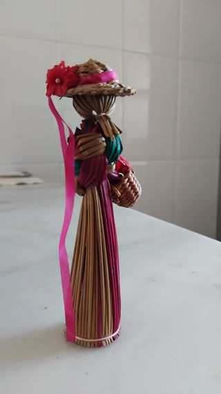 Figura de mujer hecha de fibras naturales.
