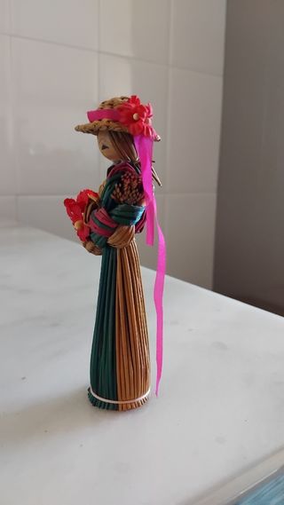 Figura de mujer hecha de fibras naturales.