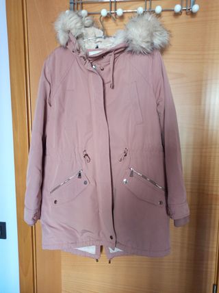 Abrigo rosa con capucha y pelo