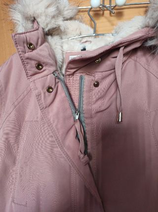 Abrigo rosa con capucha y pelo
