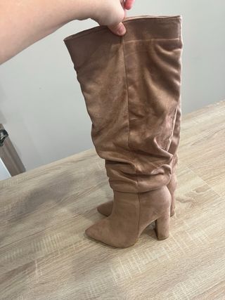 Stivali alti in camoscio beige con tacco largo