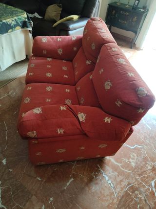 Sofá de tela rojo con estampado