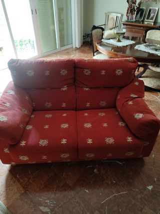 Sofá de tela rojo con estampado