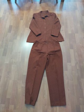Traje blusa y pantalón marrón señora color caldera