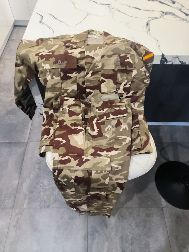 Traje camuflaje arido