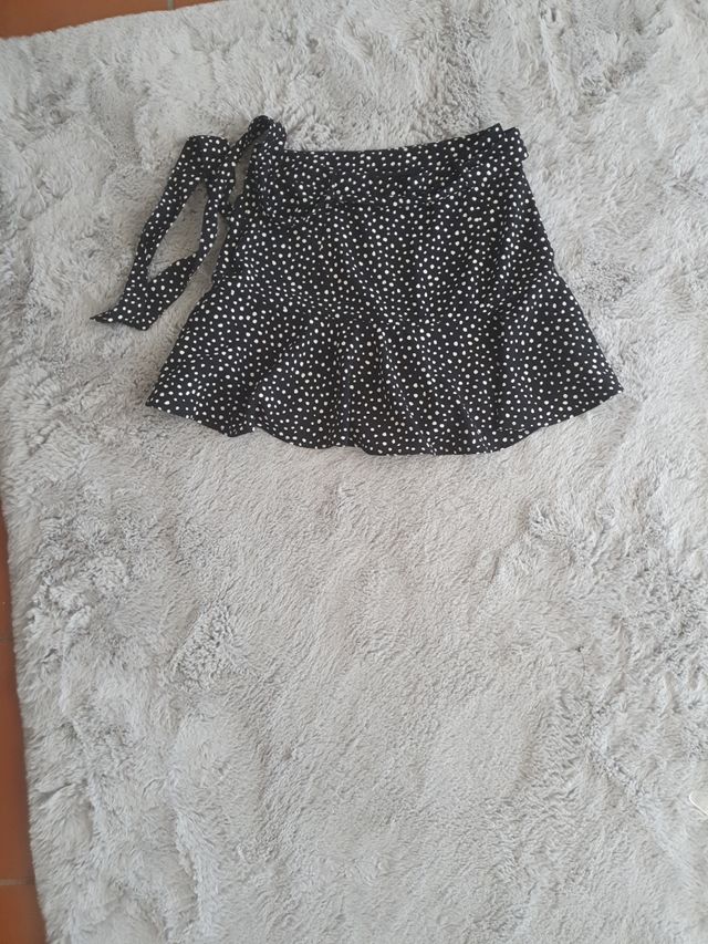 Saia curta com cinto e fecho lateral