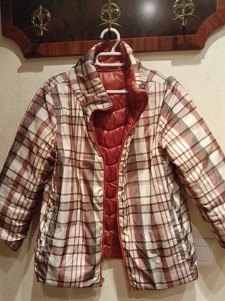Cazadora acolchada roja y cuadros